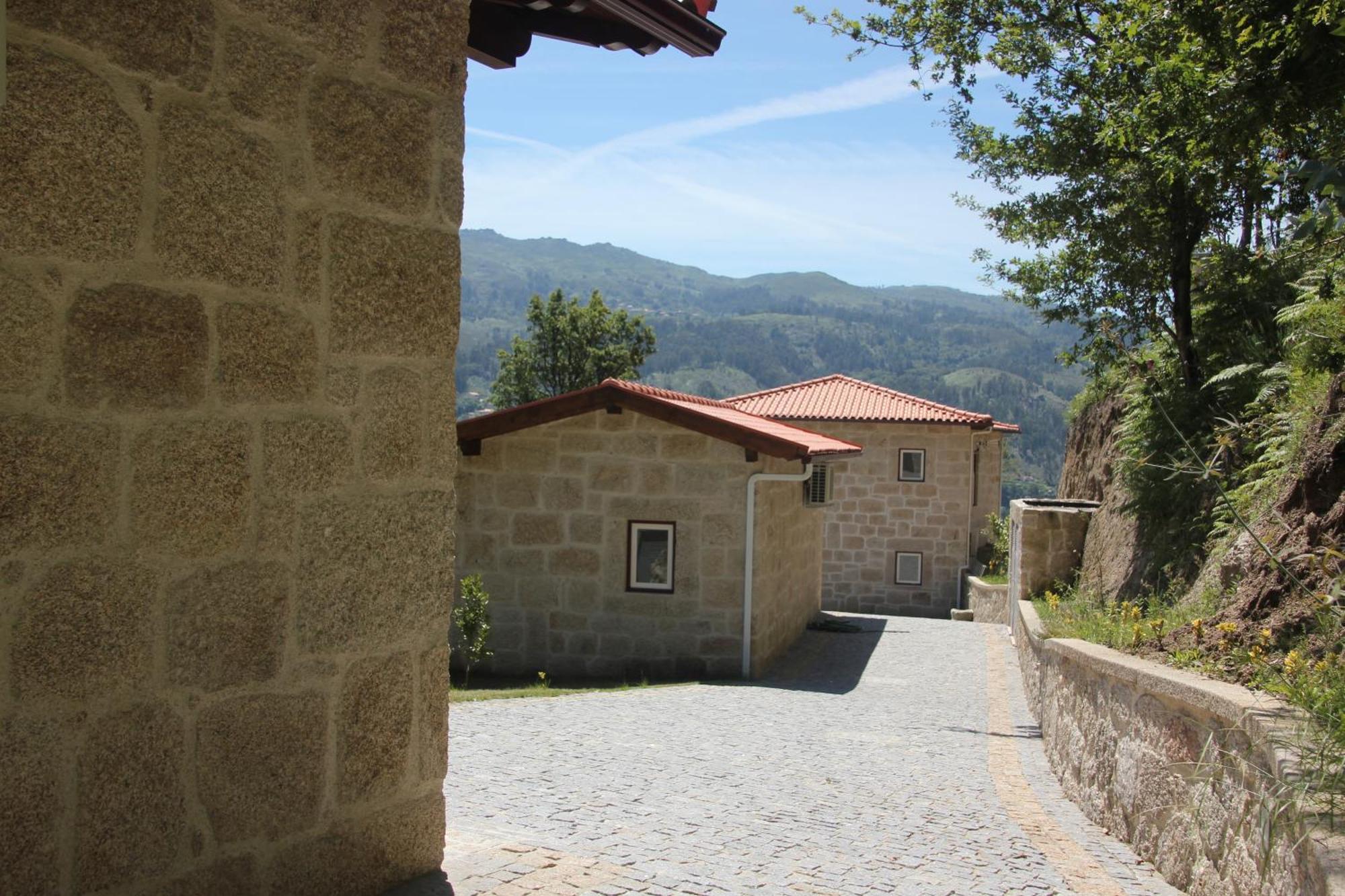Encostas Da Torre Guest House Terras de Bouro Bagian luar foto