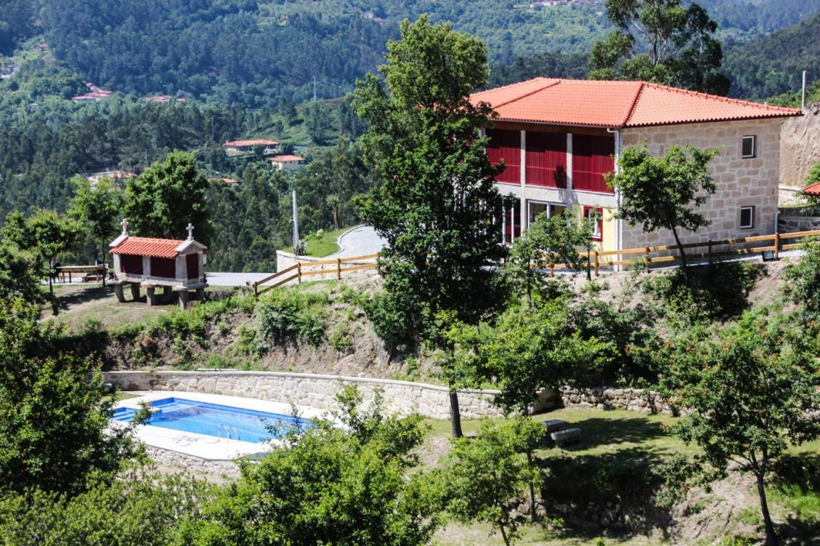 Encostas Da Torre Guest House Terras de Bouro Bagian luar foto